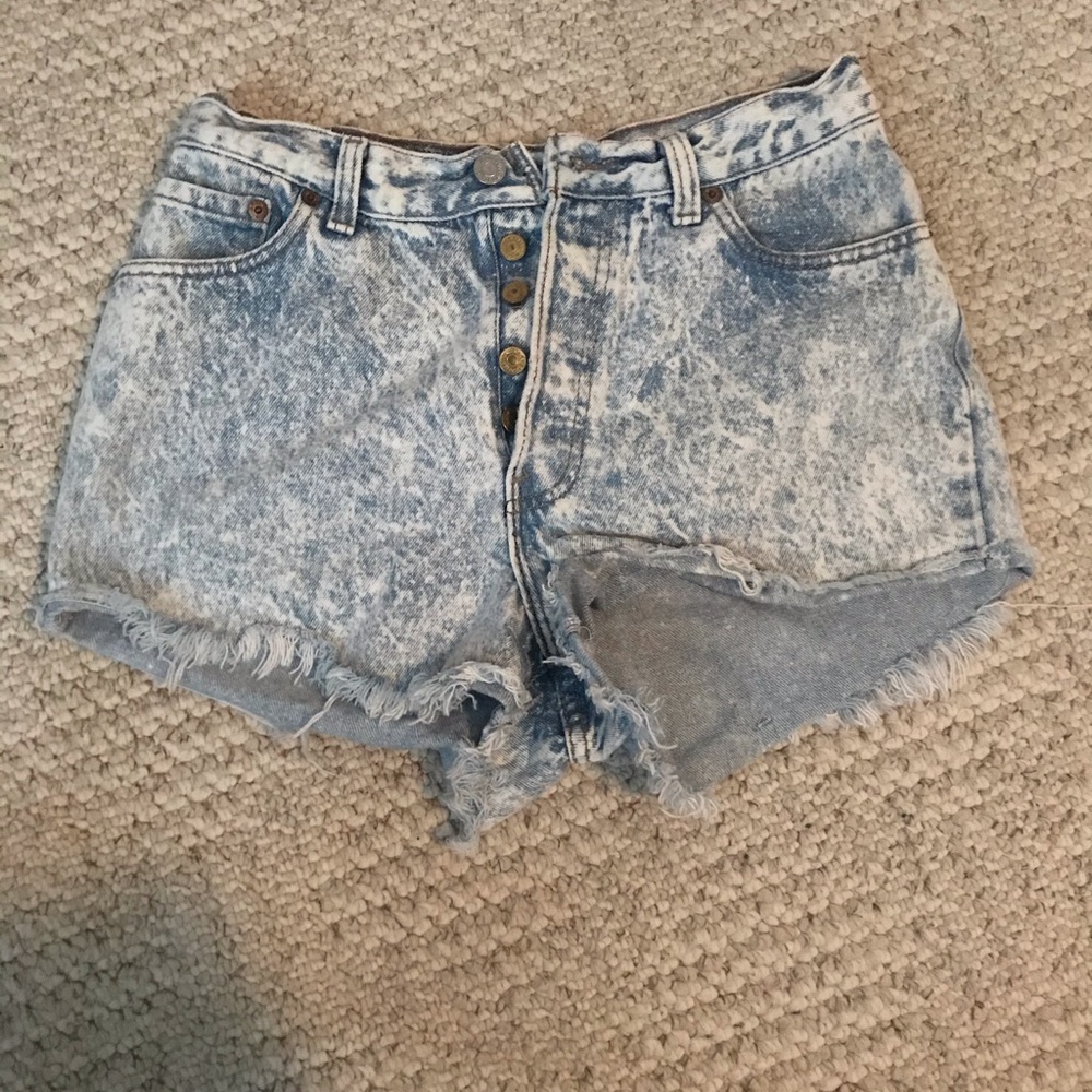 High Waisted Light Acid Wash Levi’s Shorts